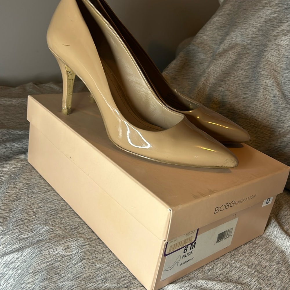 Nude patent leather pumps